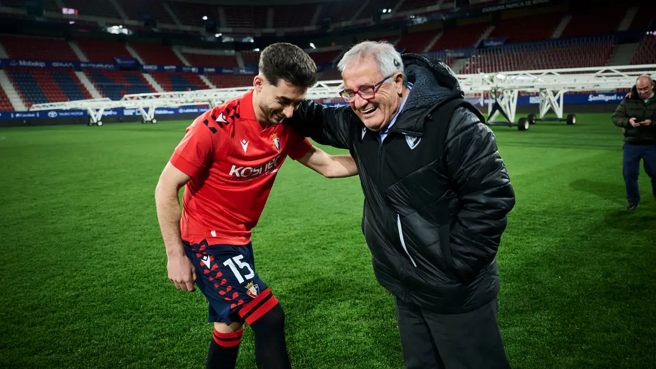 Osasuna presenta a su nuevo jugador Ra&uacute;l Moro. PABLO LASAOSA