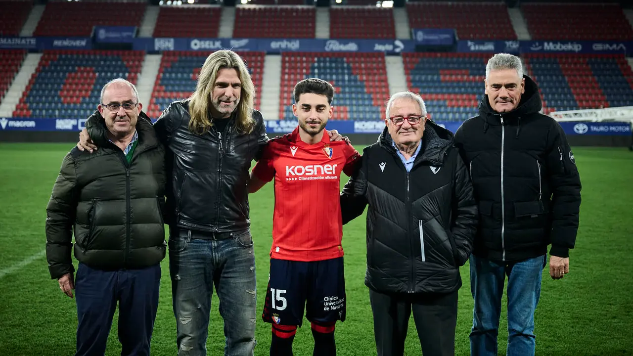 Osasuna presenta a su nuevo jugador Ra&uacute;l Moro. PABLO LASAOSA