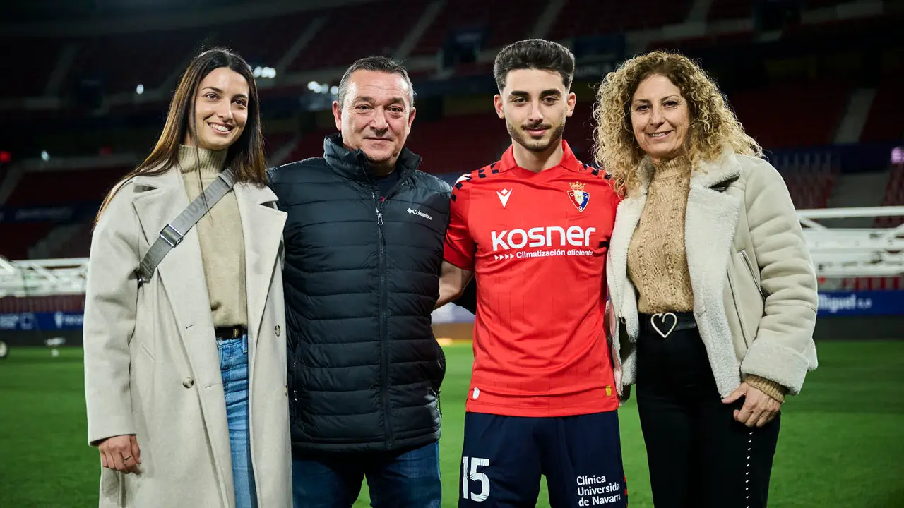 Osasuna presenta a su nuevo jugador Ra&uacute;l Moro. PABLO LASAOSA