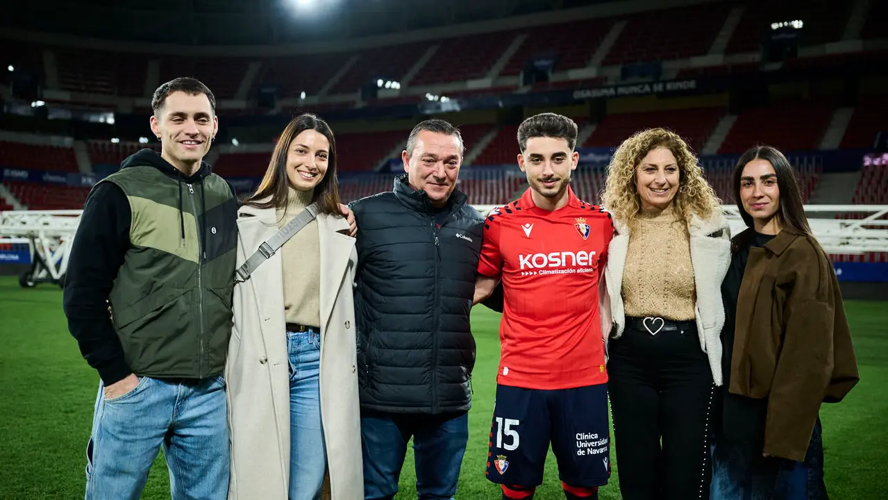 Osasuna presenta a su nuevo jugador Ra&uacute;l Moro. PABLO LASAOSA