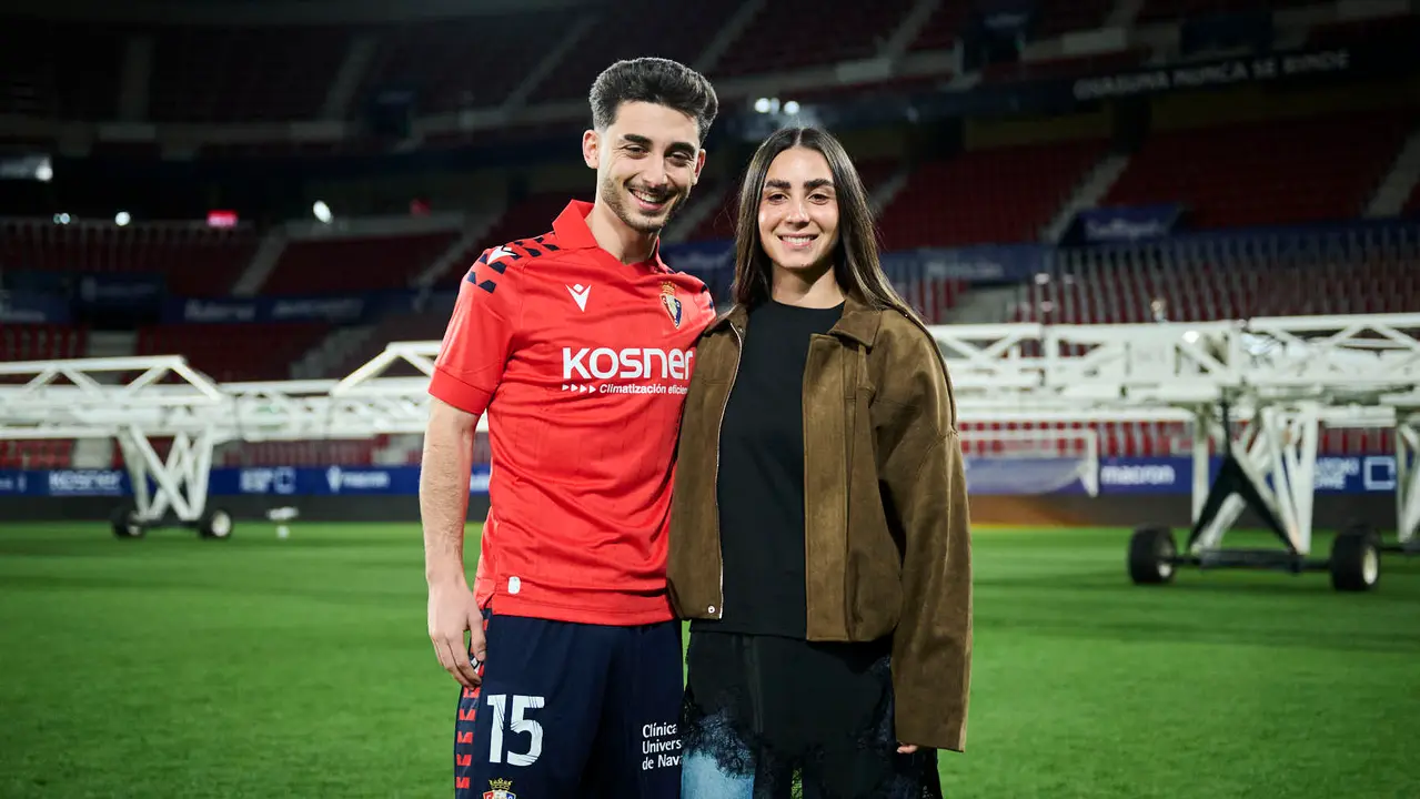 Osasuna presenta a su nuevo jugador Ra&uacute;l Moro. PABLO LASAOSA