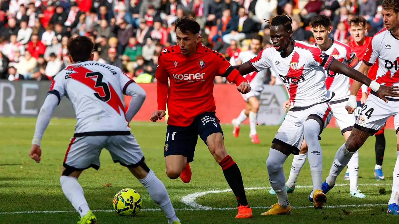 El delantero del Osasuna, Ante Budimir (2i) ante el Rayo Vallecano durante el partido de Liga entre el Rayo Vallecano y Osasuna que se disputa este s&aacute;bado en el estadio de Vallecas. EFE/Mariscal