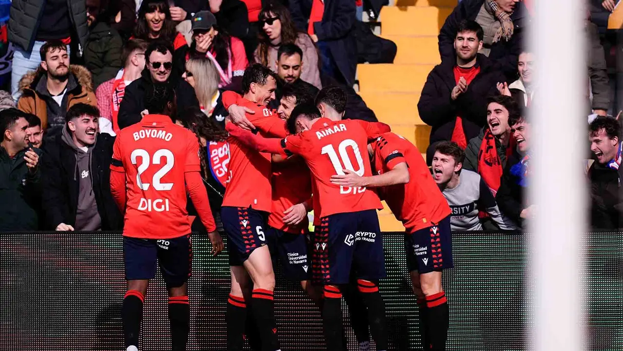 Los jugadores de Osasuna celebran la victoria de su equipo sobre el Rayo Vallecano en el estadio de Vallecas. Dennis Agyeman / AFP7 / Europa Press.