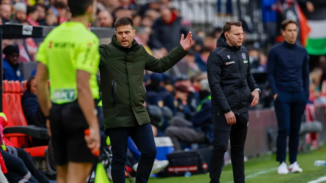 El entrenador del Osasuna, Alessio Lisci, durante el partido de Liga entre el Rayo Vallecano y Osasuna que se disputa este s&aacute;bado en el estadio de Vallecas. EFE/Mariscal