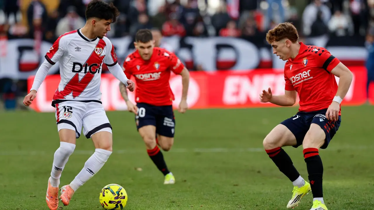Victoria de Osasuna en el campo del Rayo Vallecano. EFE