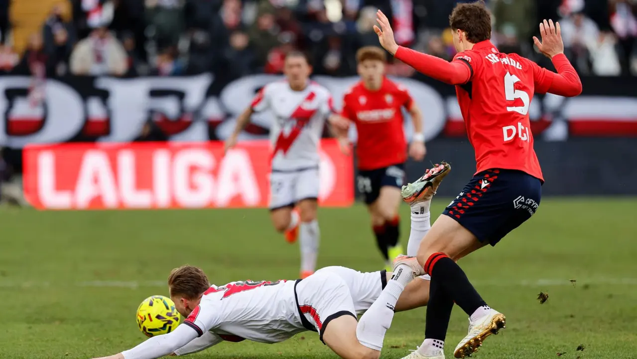 Victoria de Osasuna en el campo del Rayo Vallecano. EFE