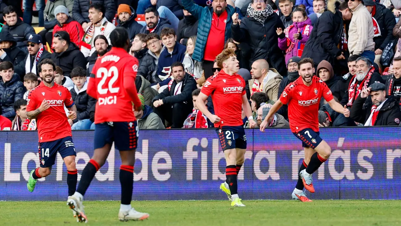 Victoria de Osasuna en el campo del Rayo Vallecano. EFE
