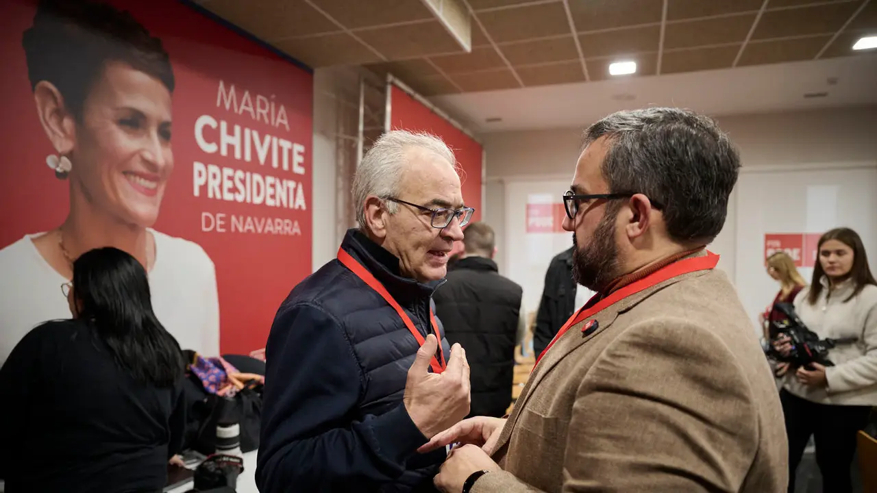 Javier Rem&iacute;rez, Esther Iso y  el nuevo secretario de juventudes Guzm&aacute;n Garc&iacute;a durante el XIII Congreso Ordinario de las Juventudes Socialistas de Navarra. PABLO LASAOSA