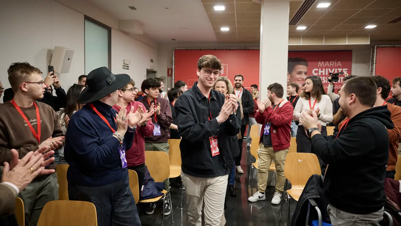 Javier Rem&iacute;rez, Esther Iso y  el nuevo secretario de juventudes Guzm&aacute;n Garc&iacute;a durante el XIII Congreso Ordinario de las Juventudes Socialistas de Navarra. PABLO LASAOSA