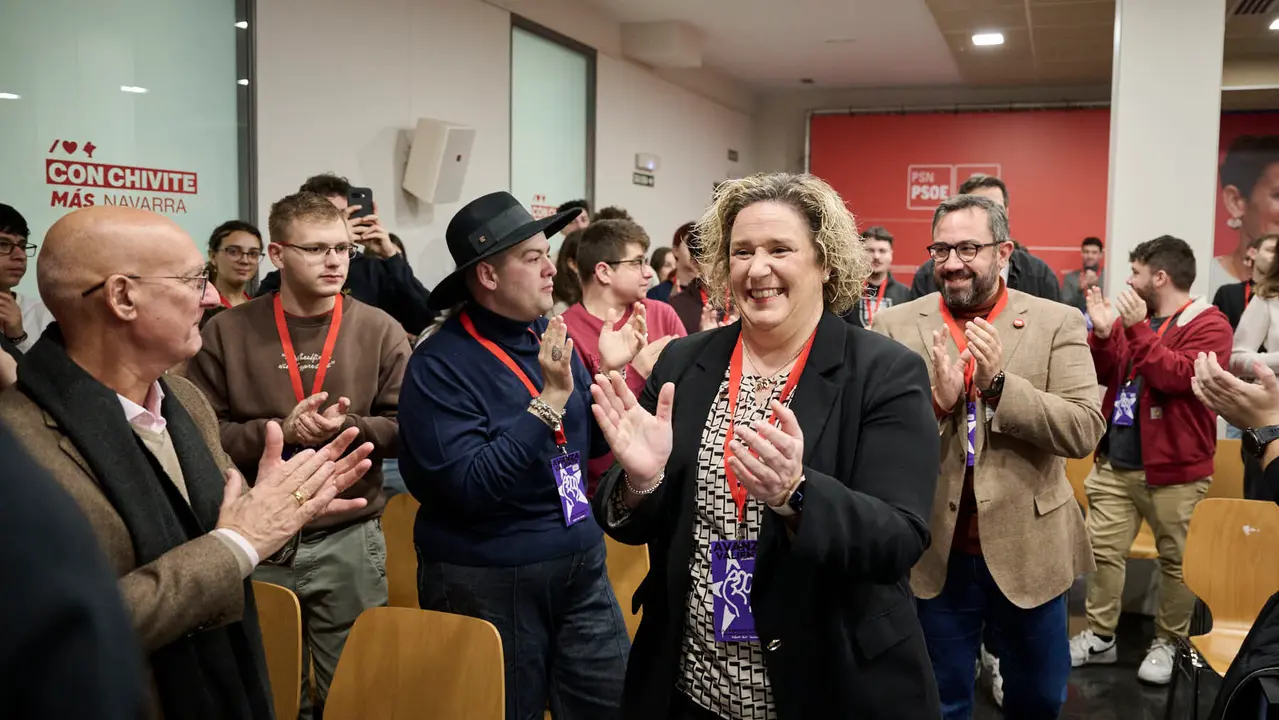 Javier Rem&iacute;rez, Esther Iso y  el nuevo secretario de juventudes Guzm&aacute;n Garc&iacute;a durante el XIII Congreso Ordinario de las Juventudes Socialistas de Navarra. PABLO LASAOSA