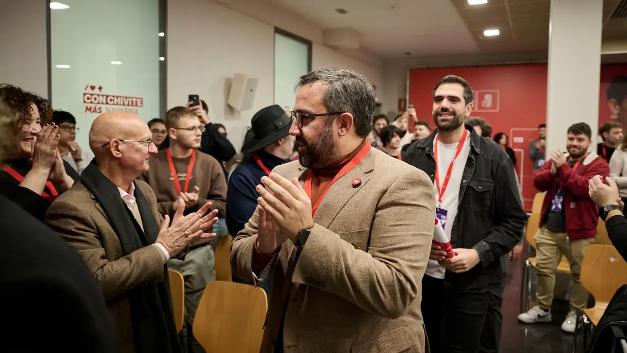 Javier Rem&iacute;rez, Esther Iso y  el nuevo secretario de juventudes Guzm&aacute;n Garc&iacute;a durante el XIII Congreso Ordinario de las Juventudes Socialistas de Navarra. PABLO LASAOSA