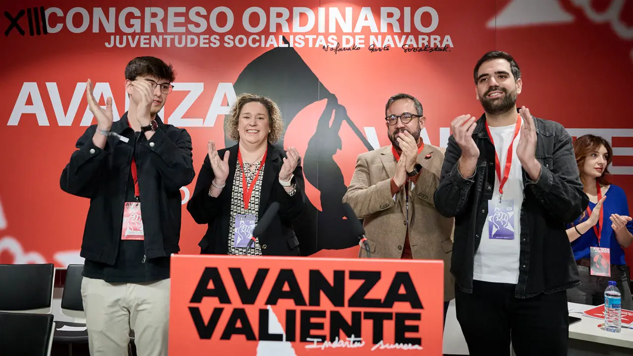 Javier Rem&iacute;rez, Esther Iso y  el nuevo secretario de juventudes Guzm&aacute;n Garc&iacute;a durante el XIII Congreso Ordinario de las Juventudes Socialistas de Navarra. PABLO LASAOSA