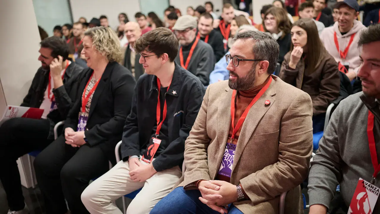 Javier Rem&iacute;rez, Esther Iso y  el nuevo secretario de juventudes Guzm&aacute;n Garc&iacute;a durante el XIII Congreso Ordinario de las Juventudes Socialistas de Navarra. PABLO LASAOSA