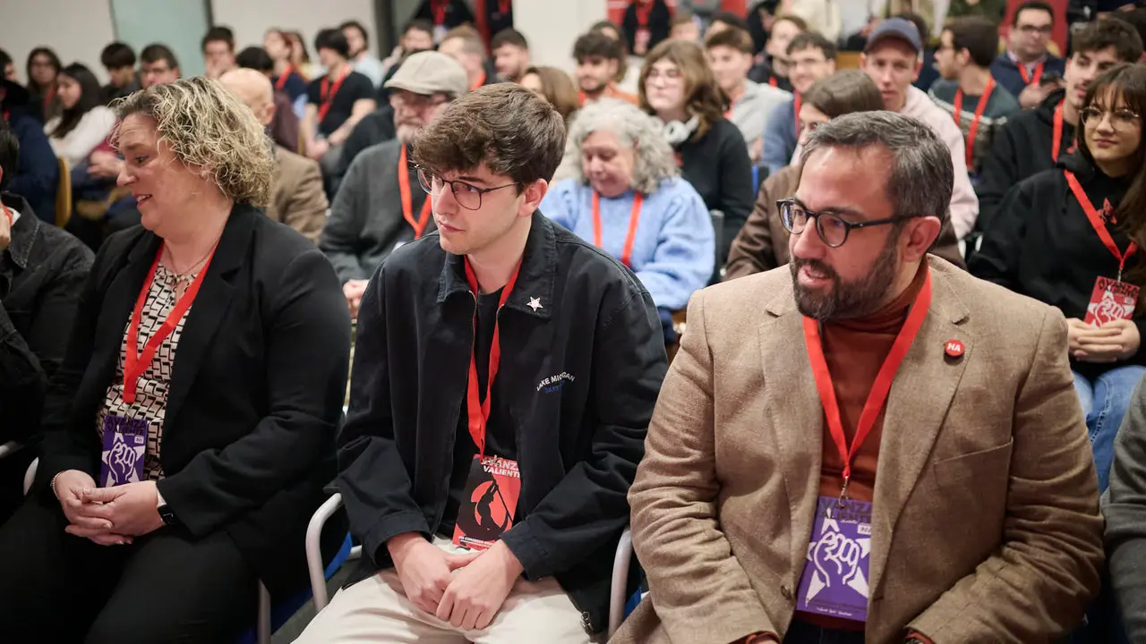 Javier Rem&iacute;rez, Esther Iso y  el nuevo secretario de juventudes Guzm&aacute;n Garc&iacute;a durante el XIII Congreso Ordinario de las Juventudes Socialistas de Navarra. PABLO LASAOSA