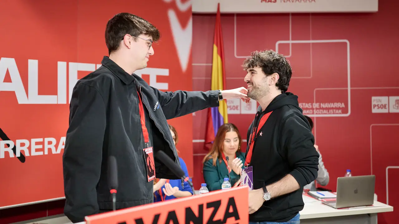 Javier Rem&iacute;rez, Esther Iso y  el nuevo secretario de juventudes Guzm&aacute;n Garc&iacute;a durante el XIII Congreso Ordinario de las Juventudes Socialistas de Navarra. PABLO LASAOSA