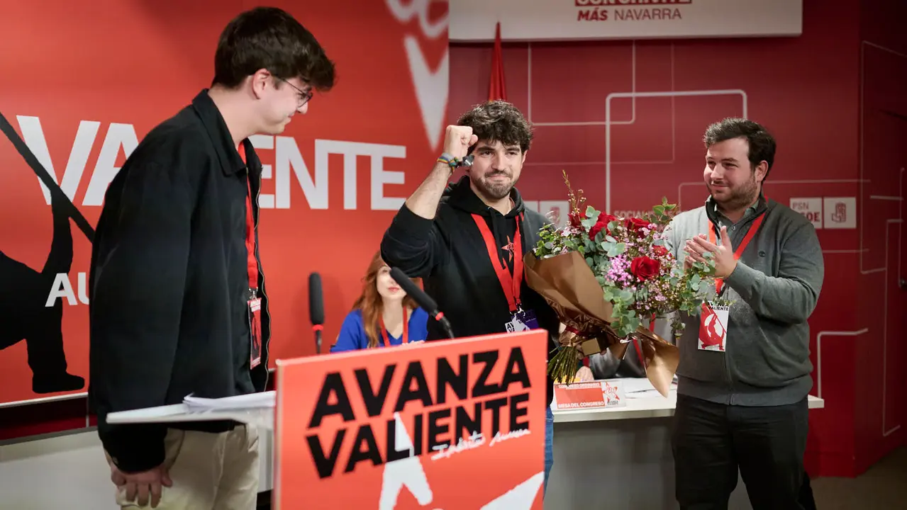 Javier Rem&iacute;rez, Esther Iso y  el nuevo secretario de juventudes Guzm&aacute;n Garc&iacute;a durante el XIII Congreso Ordinario de las Juventudes Socialistas de Navarra. PABLO LASAOSA