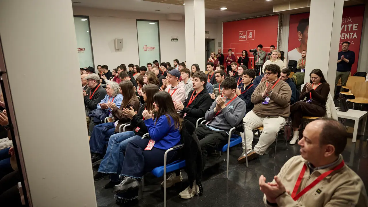 Javier Rem&iacute;rez, Esther Iso y  el nuevo secretario de juventudes Guzm&aacute;n Garc&iacute;a durante el XIII Congreso Ordinario de las Juventudes Socialistas de Navarra. PABLO LASAOSA