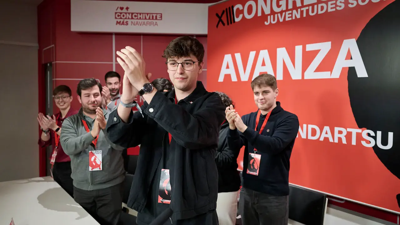 Javier Rem&iacute;rez, Esther Iso y  el nuevo secretario de juventudes Guzm&aacute;n Garc&iacute;a durante el XIII Congreso Ordinario de las Juventudes Socialistas de Navarra. PABLO LASAOSA