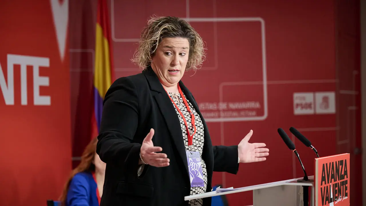 Javier Rem&iacute;rez, Esther Iso y  el nuevo secretario de juventudes Guzm&aacute;n Garc&iacute;a durante el XIII Congreso Ordinario de las Juventudes Socialistas de Navarra. PABLO LASAOSA