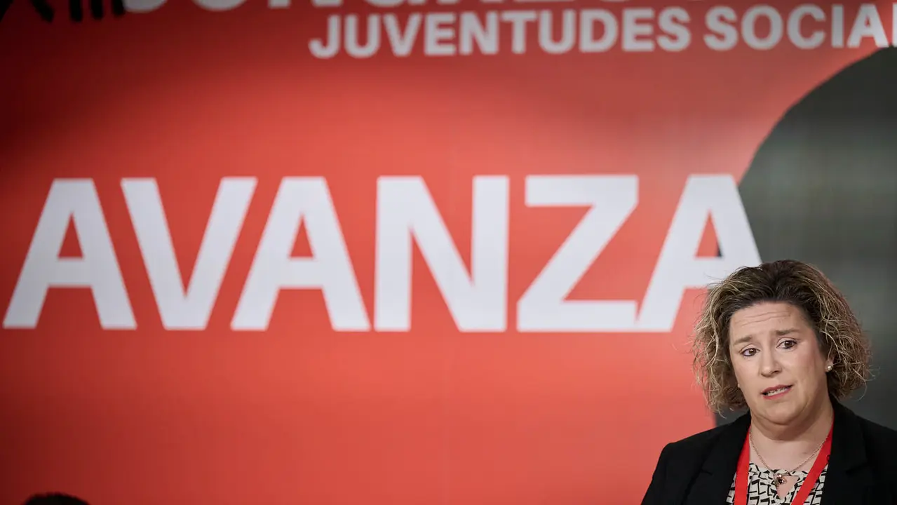 Javier Rem&iacute;rez, Esther Iso y  el nuevo secretario de juventudes Guzm&aacute;n Garc&iacute;a durante el XIII Congreso Ordinario de las Juventudes Socialistas de Navarra. PABLO LASAOSA