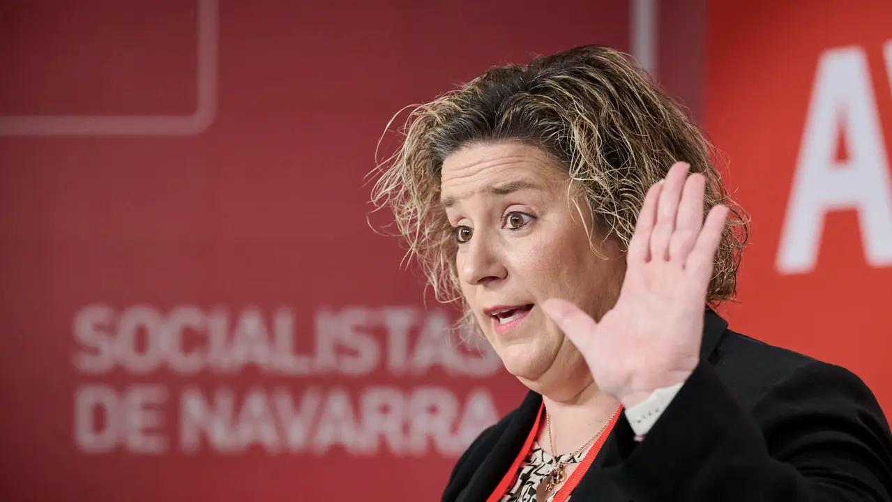 Javier Rem&iacute;rez, Esther Iso y  el nuevo secretario de juventudes Guzm&aacute;n Garc&iacute;a durante el XIII Congreso Ordinario de las Juventudes Socialistas de Navarra. PABLO LASAOSA