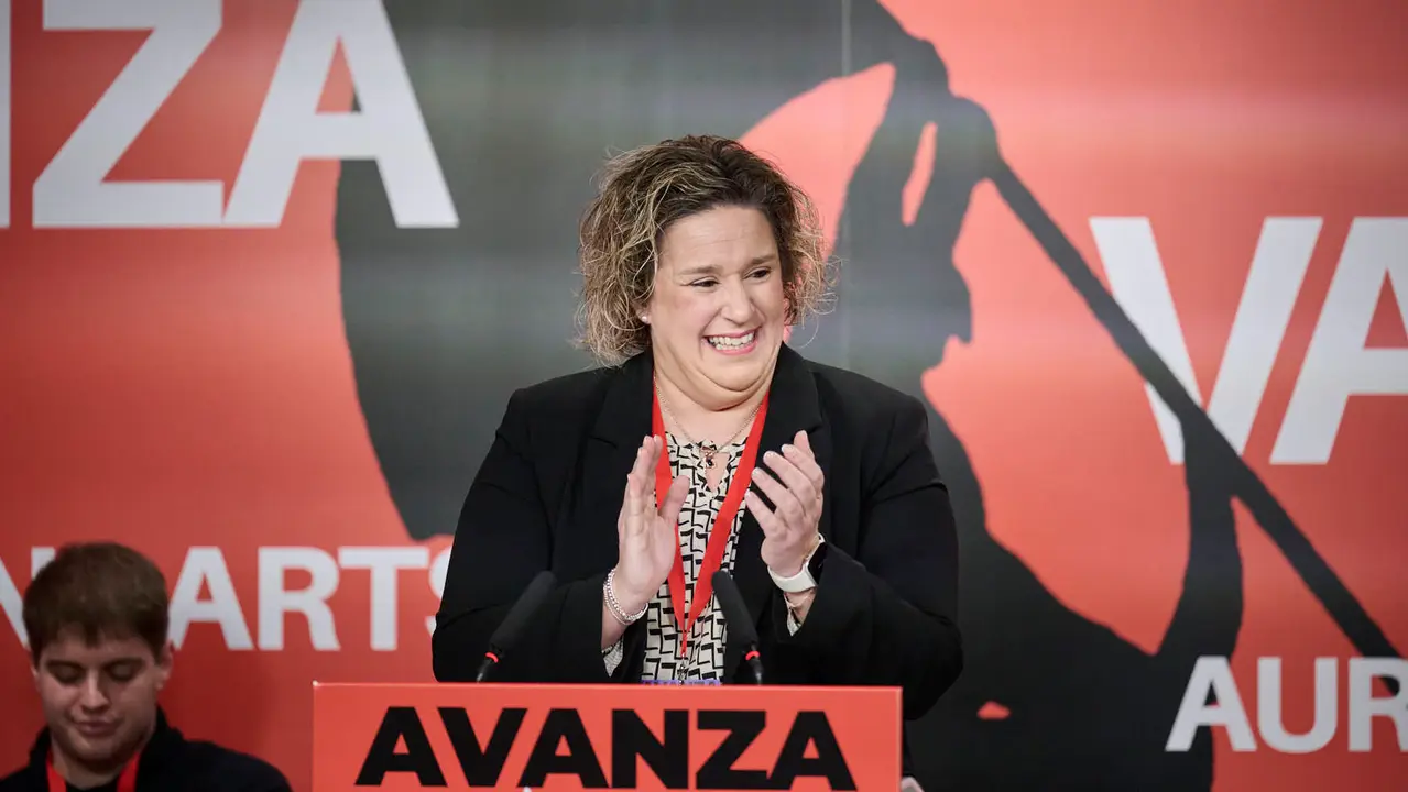 Javier Rem&iacute;rez, Esther Iso y  el nuevo secretario de juventudes Guzm&aacute;n Garc&iacute;a durante el XIII Congreso Ordinario de las Juventudes Socialistas de Navarra. PABLO LASAOSA
