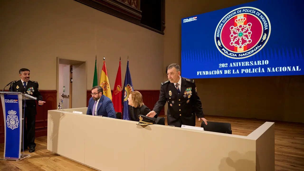 La Polic&iacute;a Nacional conmemora su 202 aniversario con un acto que homenajea a sus jubilados. PABLO LASAOSA