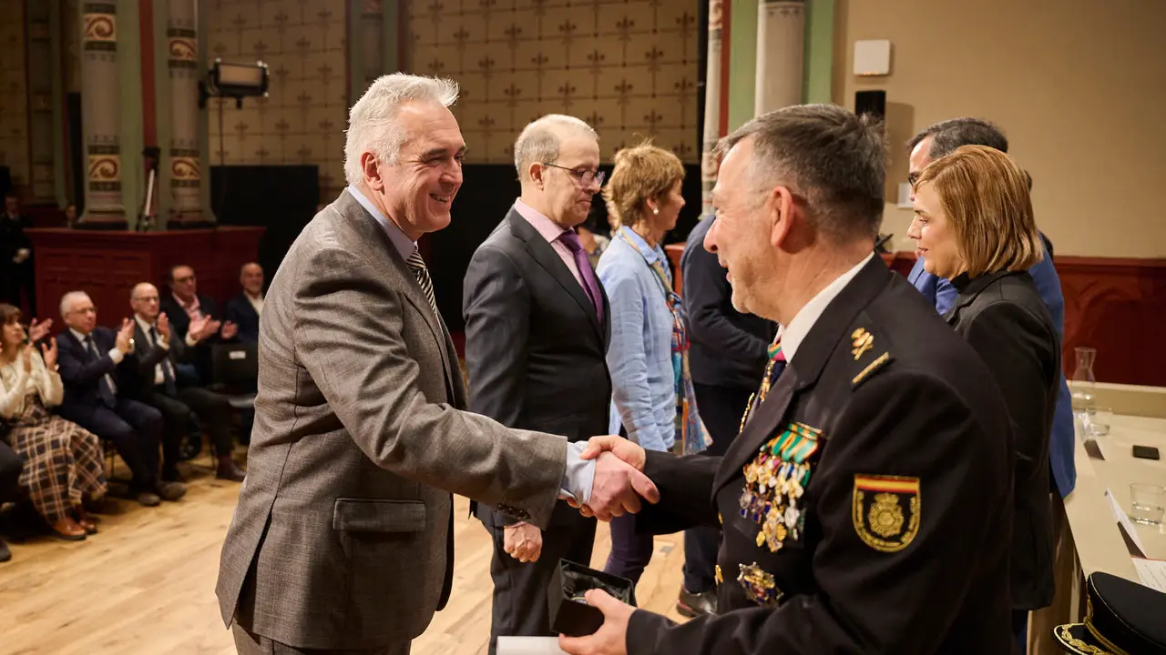La Polic&iacute;a Nacional conmemora su 202 aniversario con un acto que homenajea a sus jubilados. PABLO LASAOSA