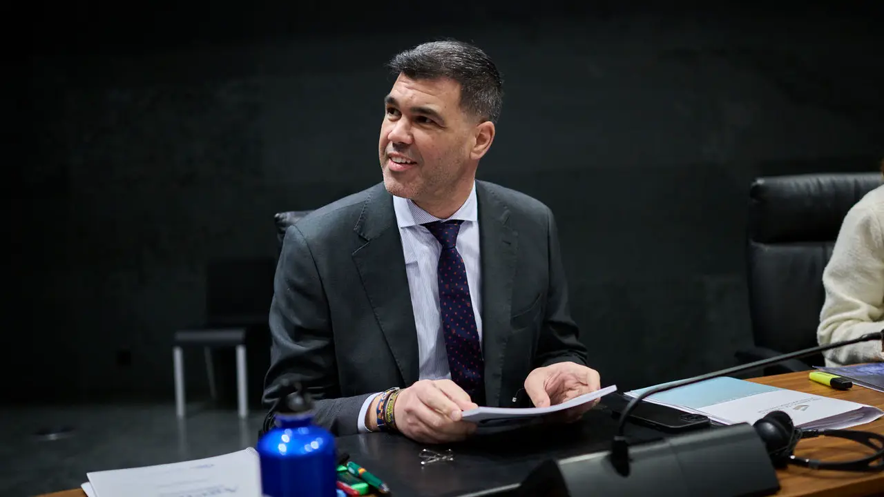 Javier Garc&iacute;a, del PPN, en su asiento del Parlamento. PABLO LASAOSA