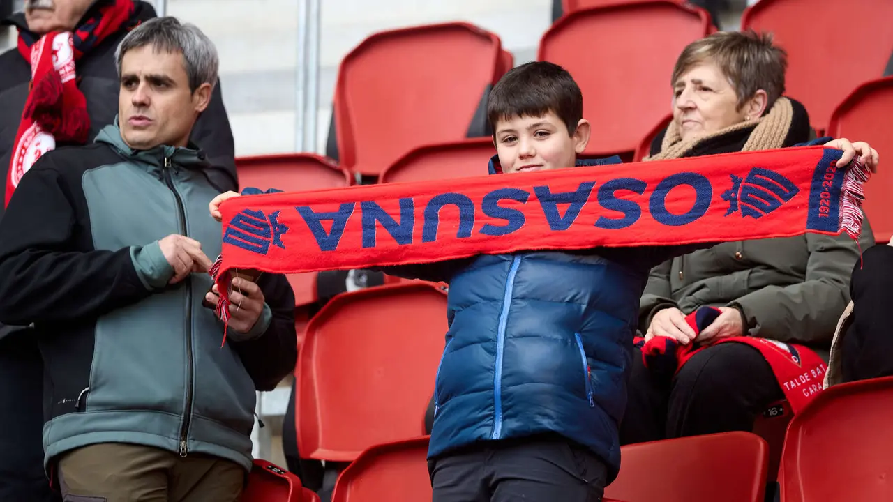 La grada del estadio de El Sadar durante el partido de La Liga EA Sports entre CA Osasuna y Villarreal CF disputado en Pamplona. I&Ntilde;IGO ALZUGARAY