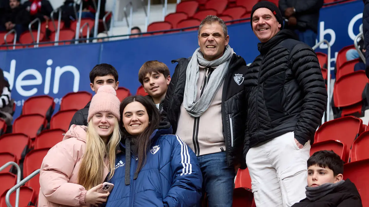 La grada del estadio de El Sadar durante el partido de La Liga EA Sports entre CA Osasuna y Villarreal CF disputado en Pamplona. I&Ntilde;IGO ALZUGARAY