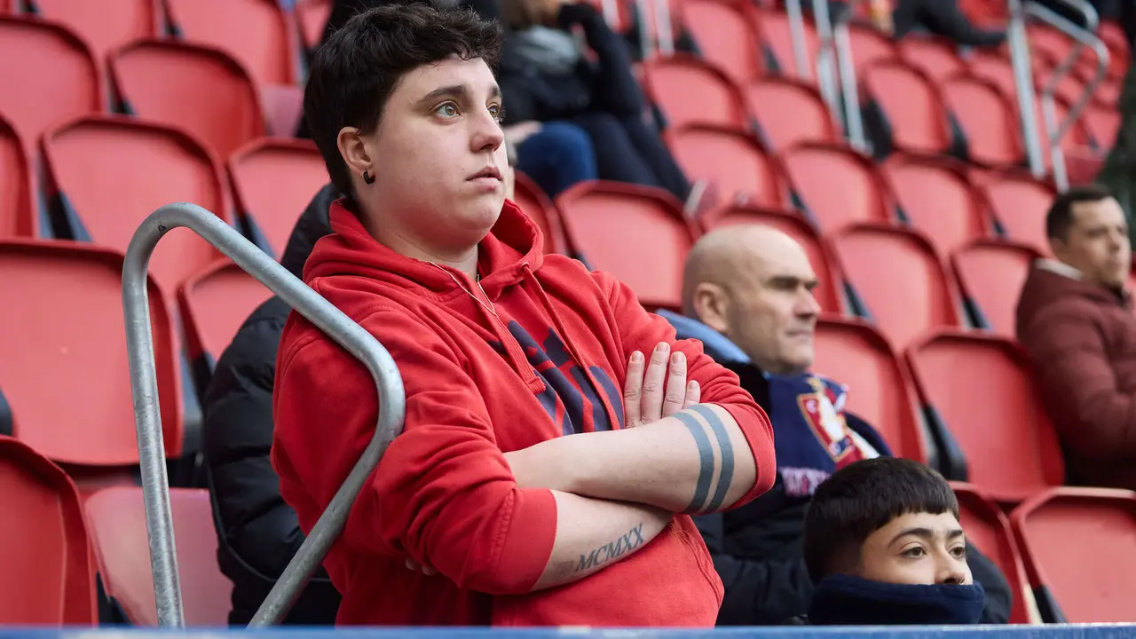 La grada del estadio de El Sadar durante el partido de La Liga EA Sports entre CA Osasuna y Villarreal CF disputado en Pamplona. I&Ntilde;IGO ALZUGARAY