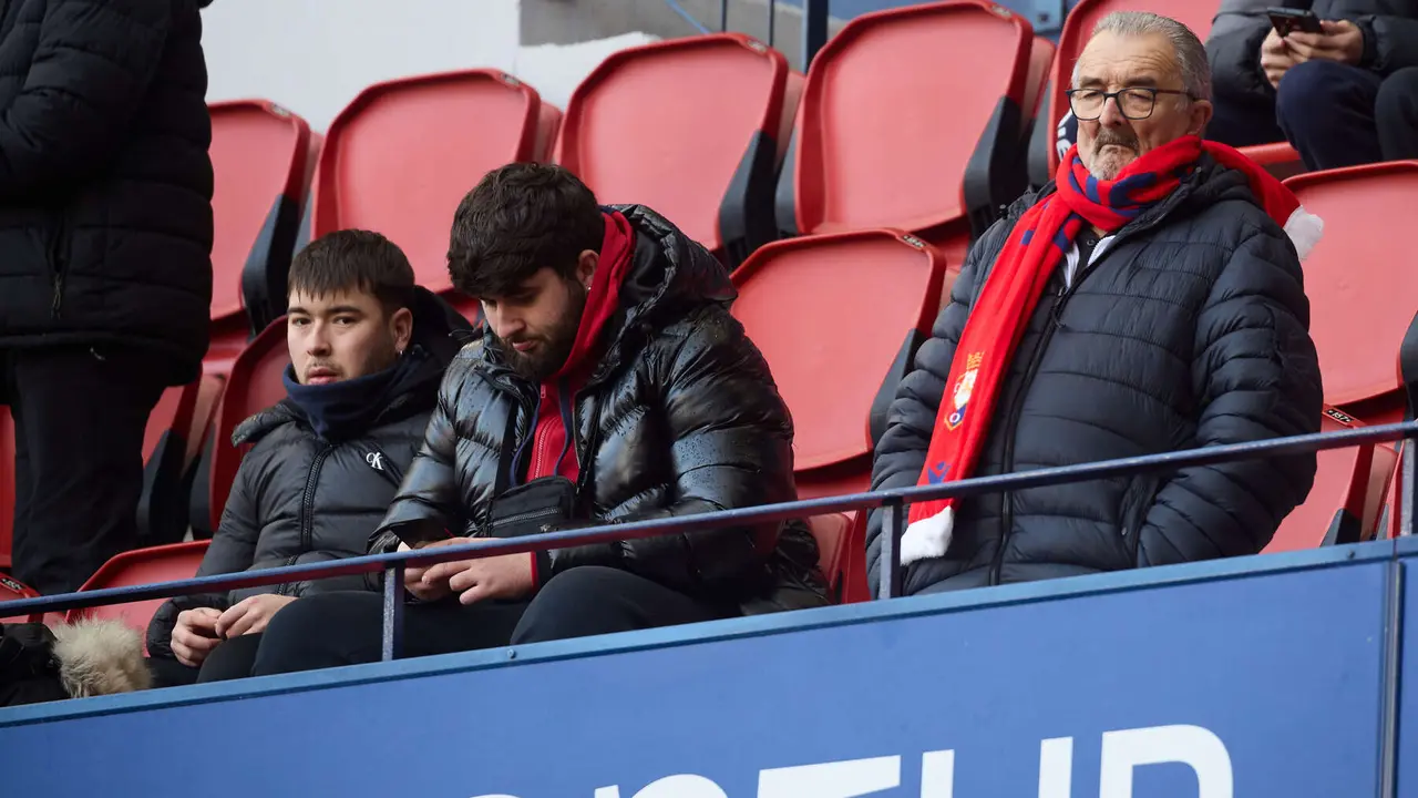 La grada del estadio de El Sadar durante el partido de La Liga EA Sports entre CA Osasuna y Villarreal CF disputado en Pamplona. I&Ntilde;IGO ALZUGARAY
