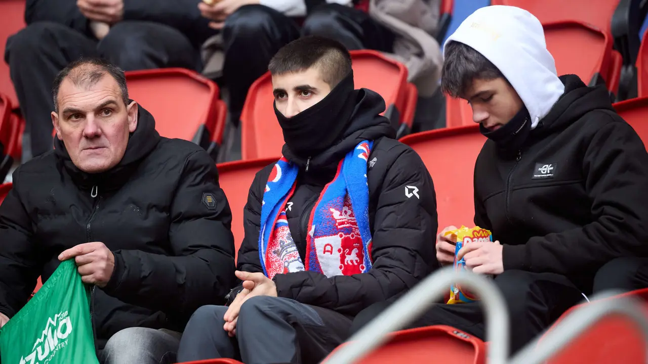 La grada del estadio de El Sadar durante el partido de La Liga EA Sports entre CA Osasuna y Villarreal CF disputado en Pamplona. I&Ntilde;IGO ALZUGARAY