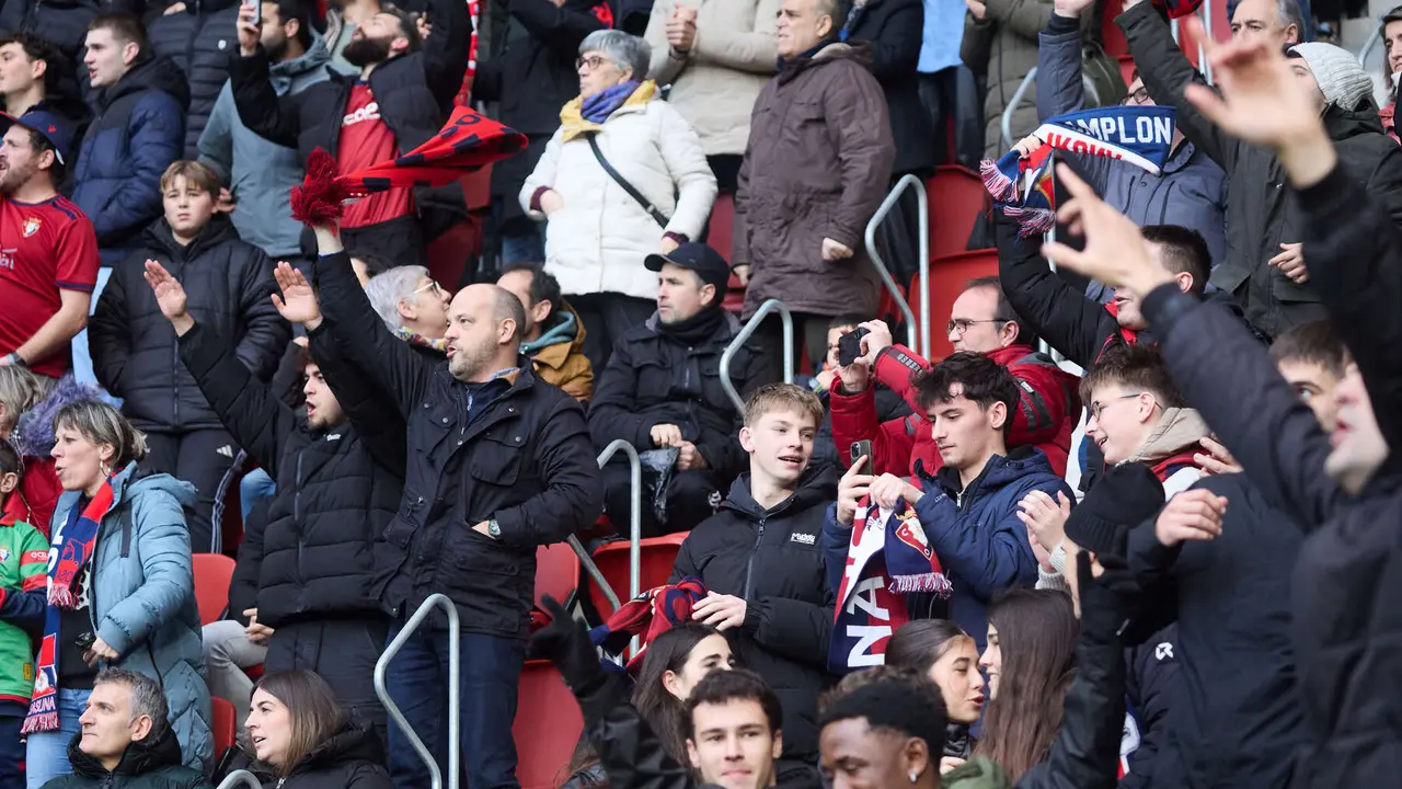La grada del estadio de El Sadar durante el partido de La Liga EA Sports entre CA Osasuna y Villarreal CF disputado en Pamplona. I&Ntilde;IGO ALZUGARAY