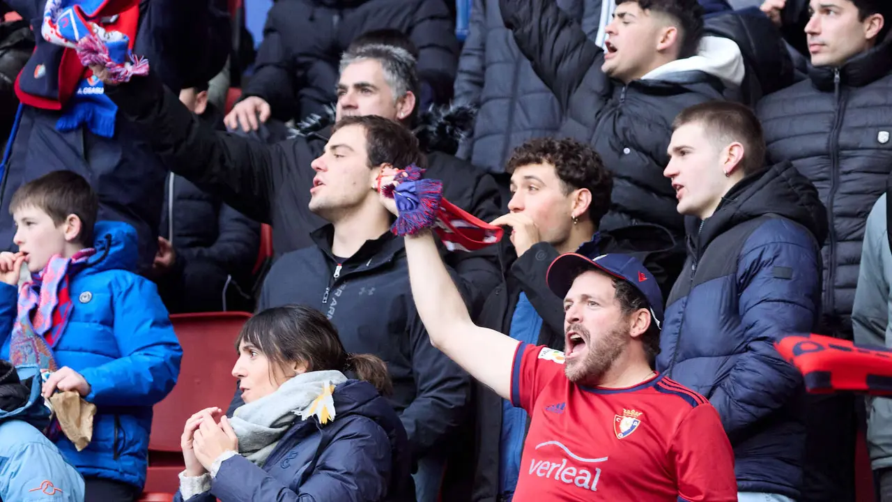 La grada del estadio de El Sadar durante el partido de La Liga EA Sports entre CA Osasuna y Villarreal CF disputado en Pamplona. I&Ntilde;IGO ALZUGARAY