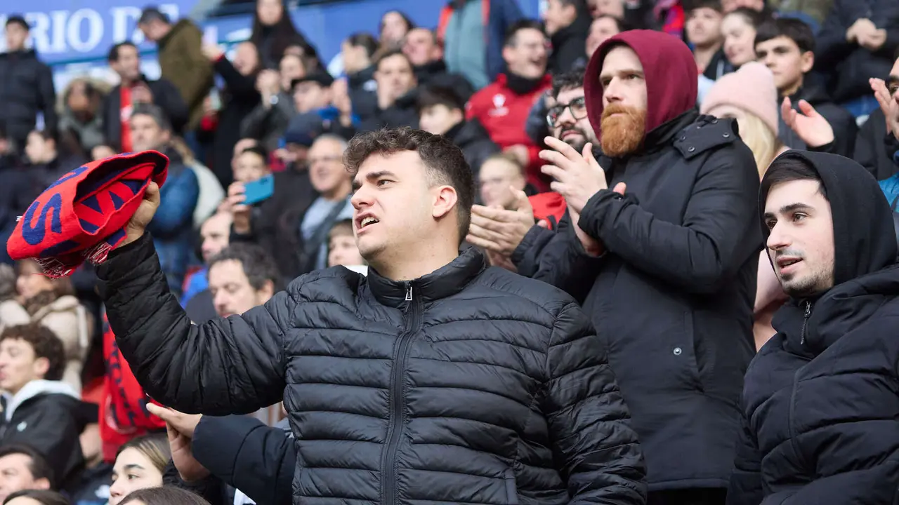 La grada del estadio de El Sadar durante el partido de La Liga EA Sports entre CA Osasuna y Villarreal CF disputado en Pamplona. I&Ntilde;IGO ALZUGARAY