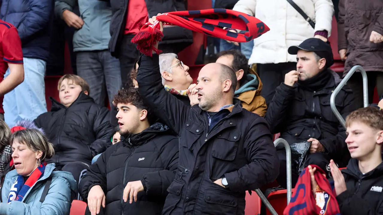 La grada del estadio de El Sadar durante el partido de La Liga EA Sports entre CA Osasuna y Villarreal CF disputado en Pamplona. I&Ntilde;IGO ALZUGARAY
