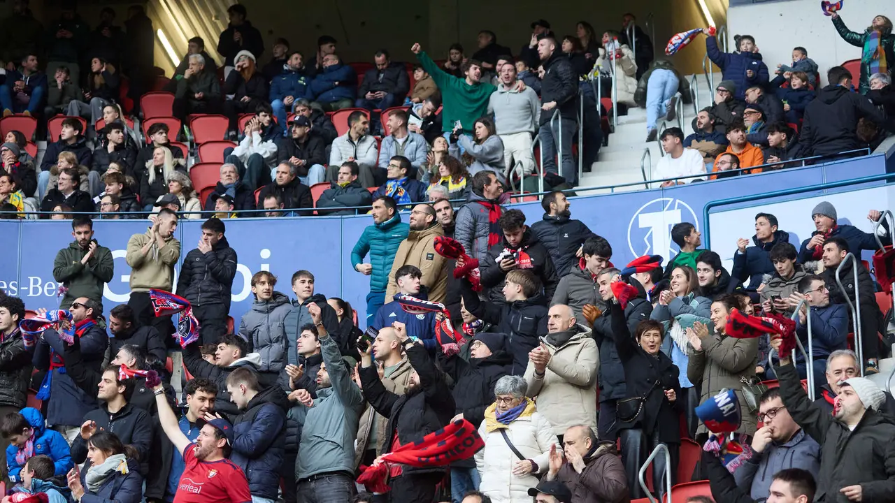 La grada del estadio de El Sadar durante el partido de La Liga EA Sports entre CA Osasuna y Villarreal CF disputado en Pamplona. I&Ntilde;IGO ALZUGARAY