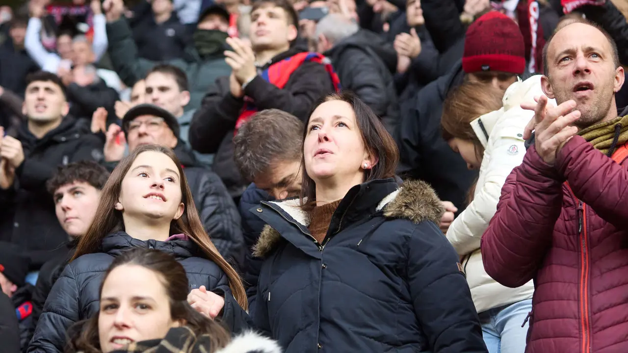 La grada del estadio de El Sadar durante el partido de La Liga EA Sports entre CA Osasuna y Villarreal CF disputado en Pamplona. I&Ntilde;IGO ALZUGARAY