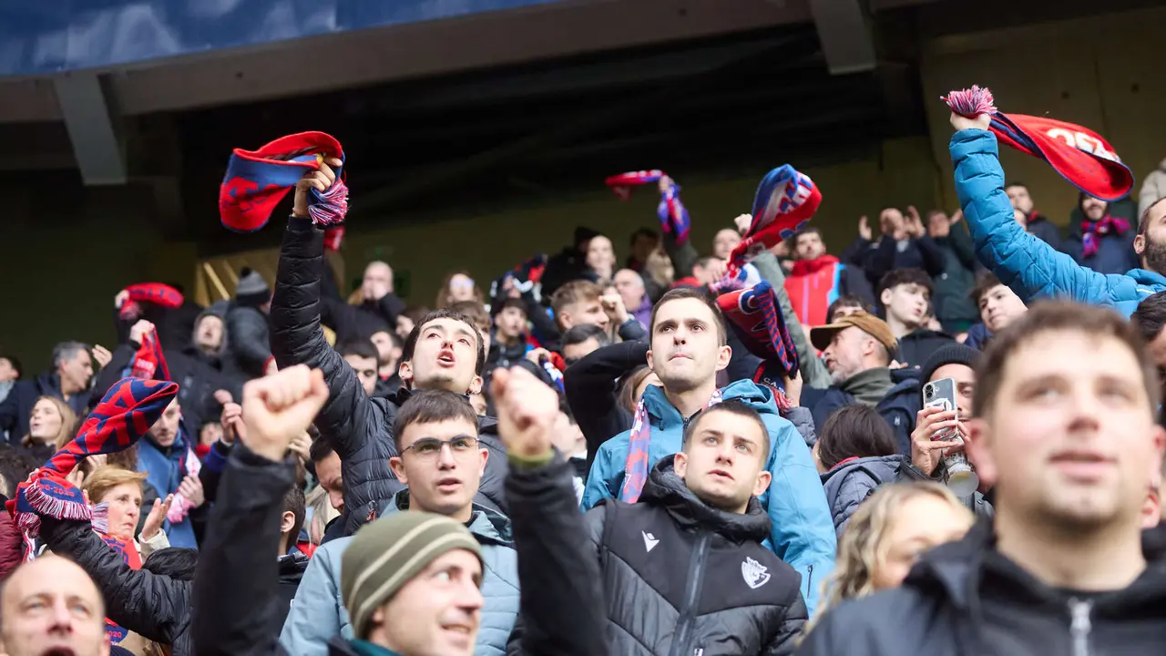 La grada del estadio de El Sadar durante el partido de La Liga EA Sports entre CA Osasuna y Villarreal CF disputado en Pamplona. I&Ntilde;IGO ALZUGARAY