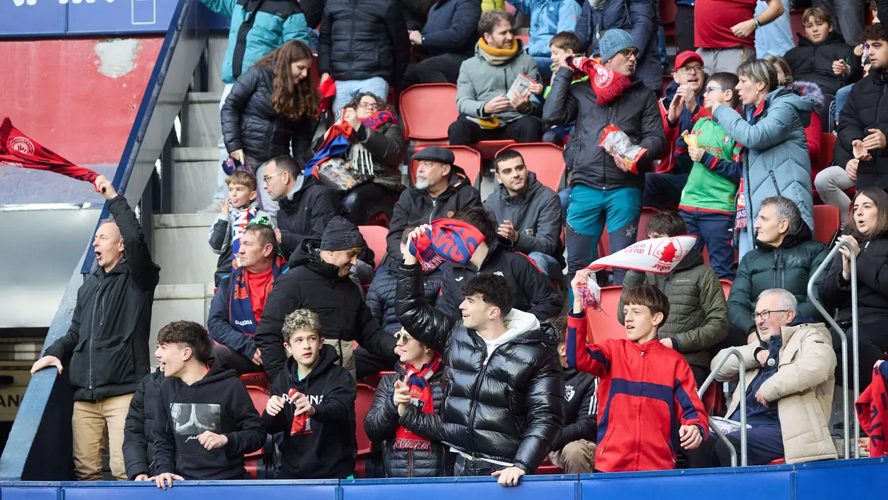 La grada del estadio de El Sadar durante el partido de La Liga EA Sports entre CA Osasuna y Villarreal CF disputado en Pamplona. I&Ntilde;IGO ALZUGARAY