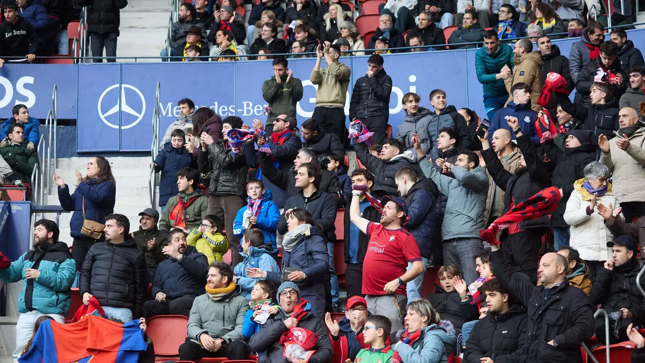 La grada del estadio de El Sadar durante el partido de La Liga EA Sports entre CA Osasuna y Villarreal CF disputado en Pamplona. I&Ntilde;IGO ALZUGARAY