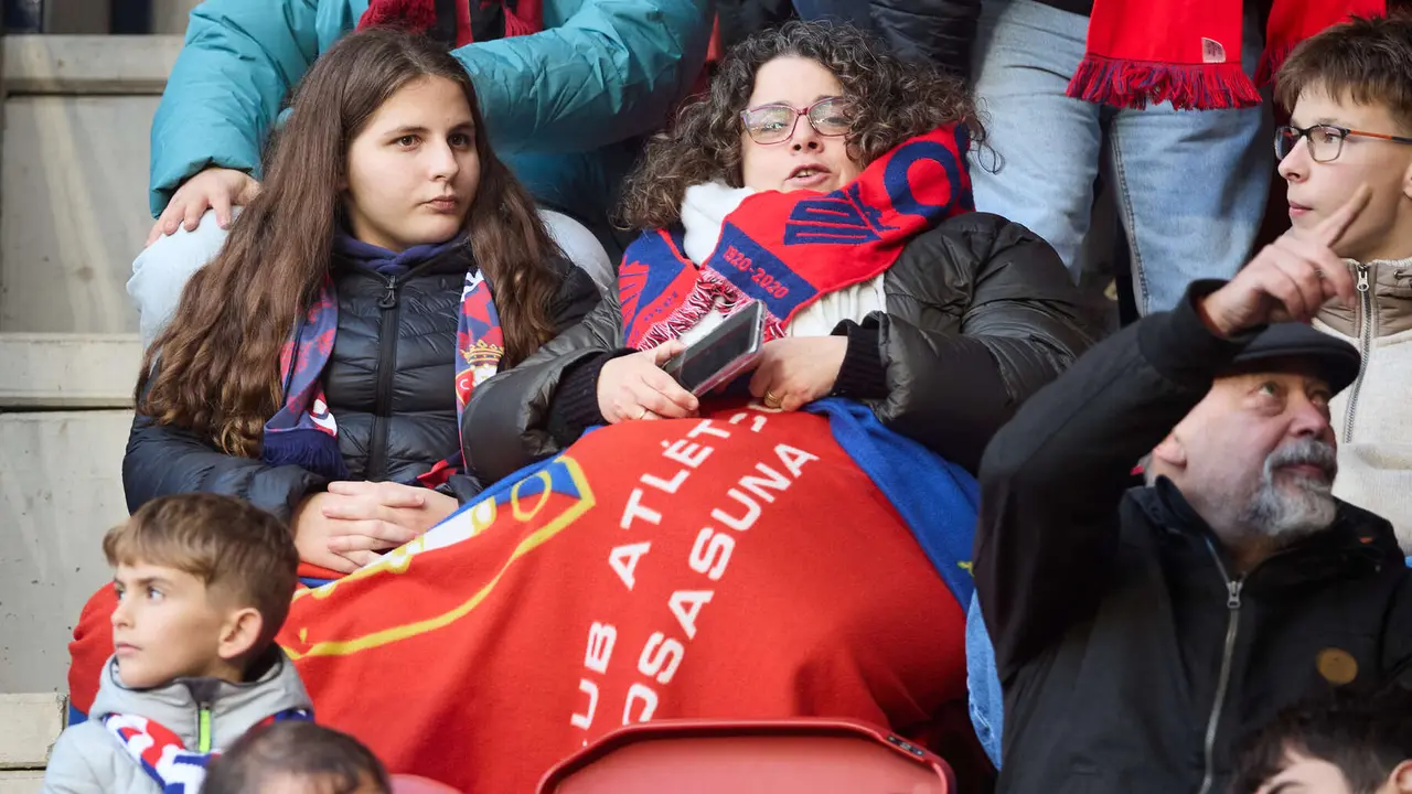 La grada del estadio de El Sadar durante el partido de La Liga EA Sports entre CA Osasuna y Villarreal CF disputado en Pamplona. I&Ntilde;IGO ALZUGARAY