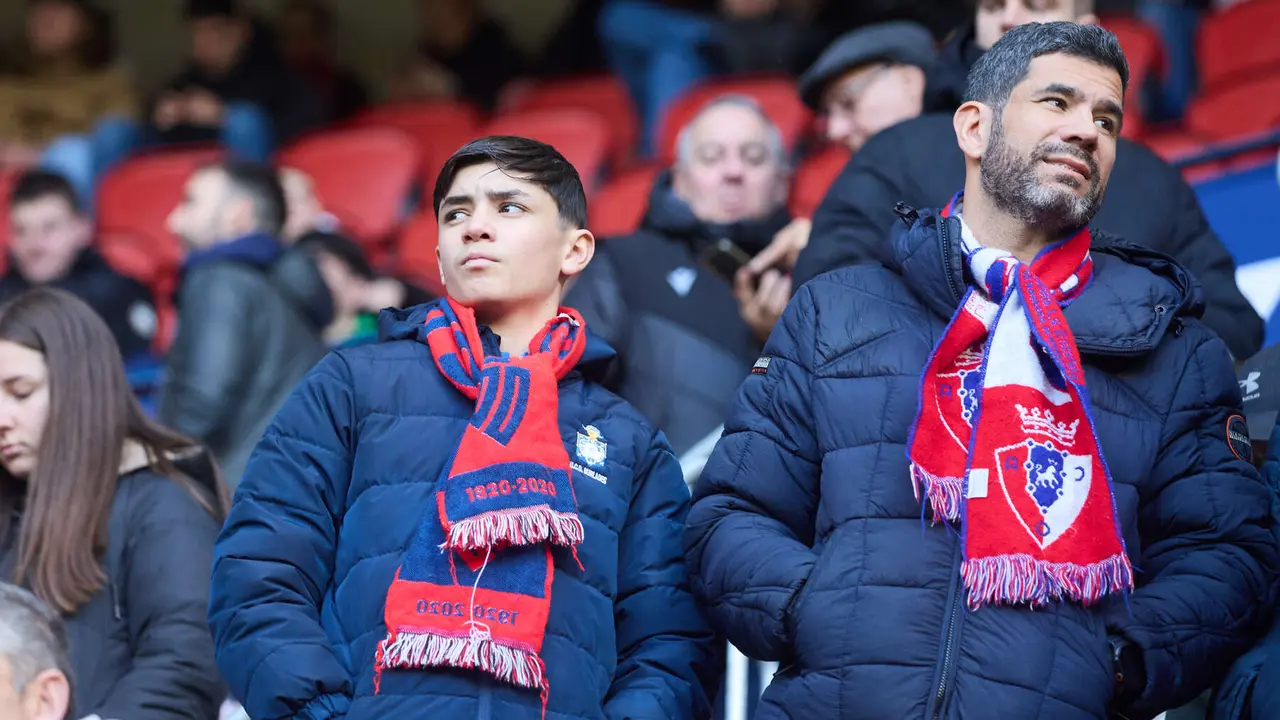 La grada del estadio de El Sadar durante el partido de La Liga EA Sports entre CA Osasuna y Villarreal CF disputado en Pamplona. I&Ntilde;IGO ALZUGARAY
