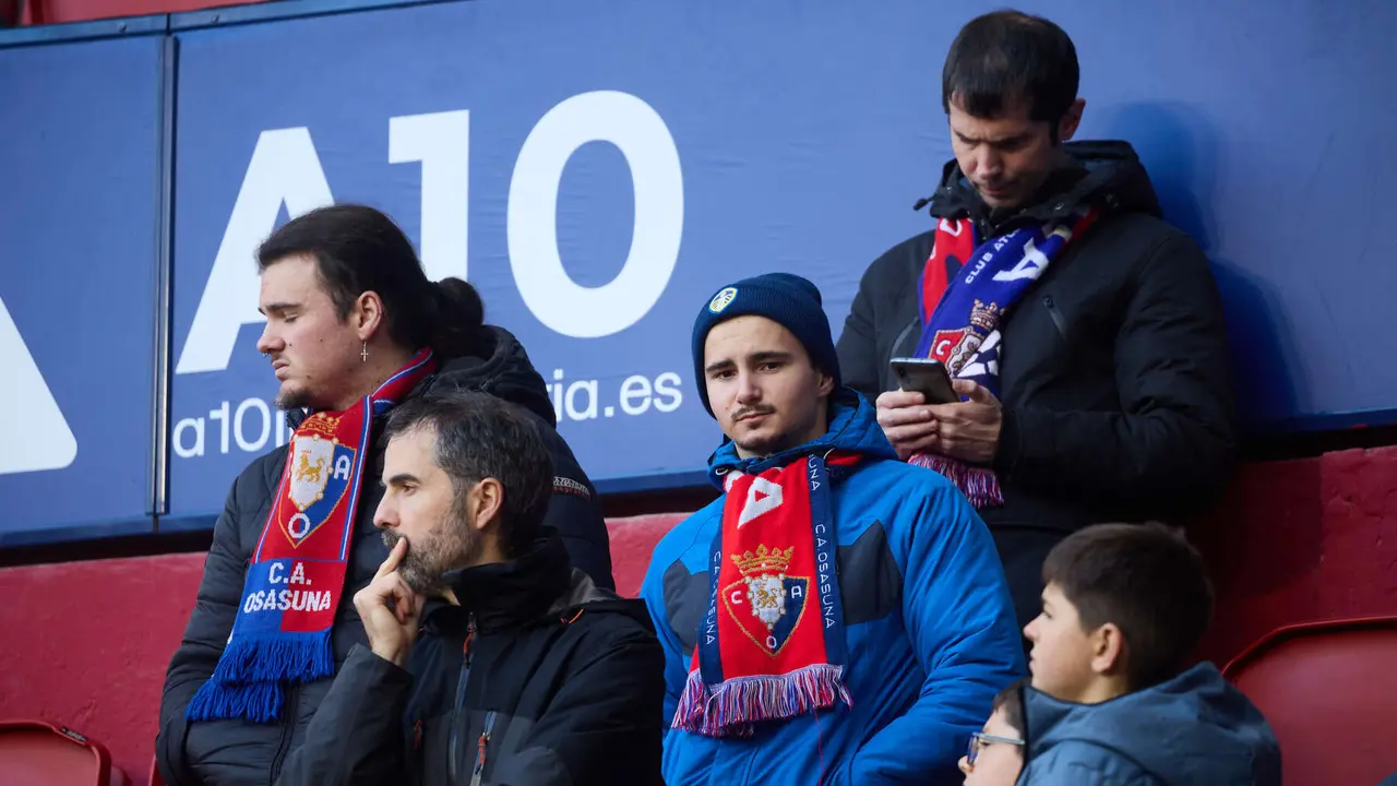 La grada del estadio de El Sadar durante el partido de La Liga EA Sports entre CA Osasuna y Villarreal CF disputado en Pamplona. I&Ntilde;IGO ALZUGARAY