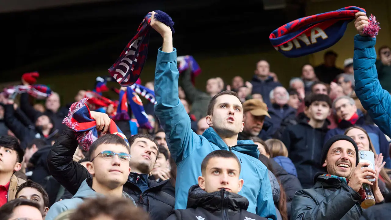 La grada del estadio de El Sadar durante el partido de La Liga EA Sports entre CA Osasuna y Villarreal CF disputado en Pamplona. I&Ntilde;IGO ALZUGARAY