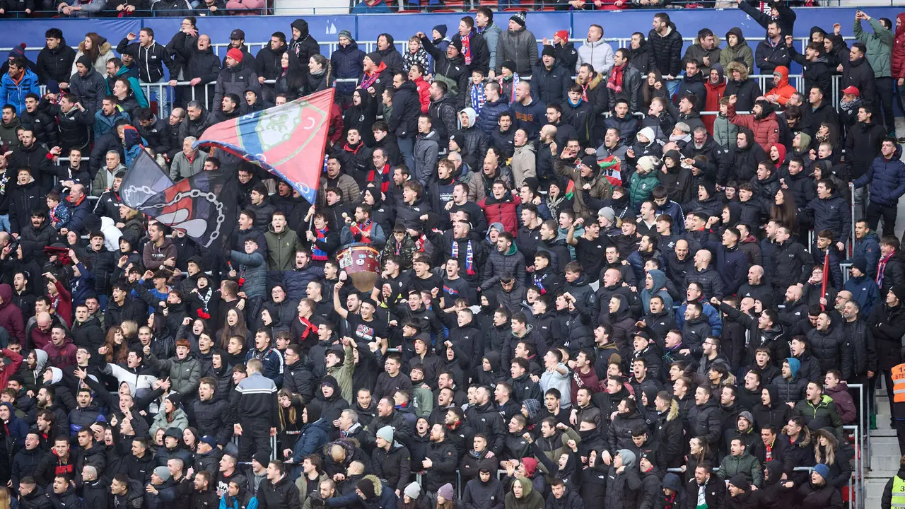 La grada del estadio de El Sadar durante el partido de La Liga EA Sports entre CA Osasuna y Villarreal CF disputado en Pamplona. I&Ntilde;IGO ALZUGARAY