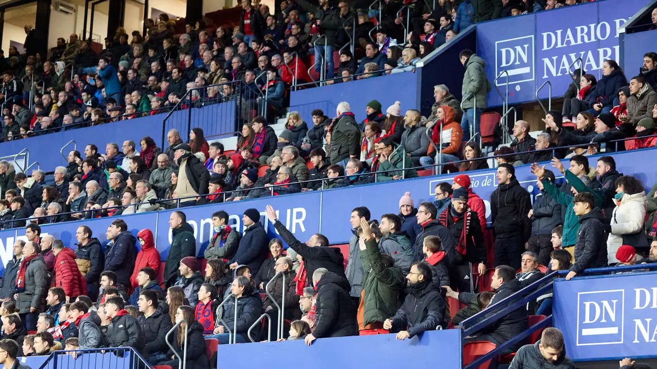 La grada del estadio de El Sadar durante el partido de La Liga EA Sports entre CA Osasuna y Villarreal CF disputado en Pamplona. I&Ntilde;IGO ALZUGARAY