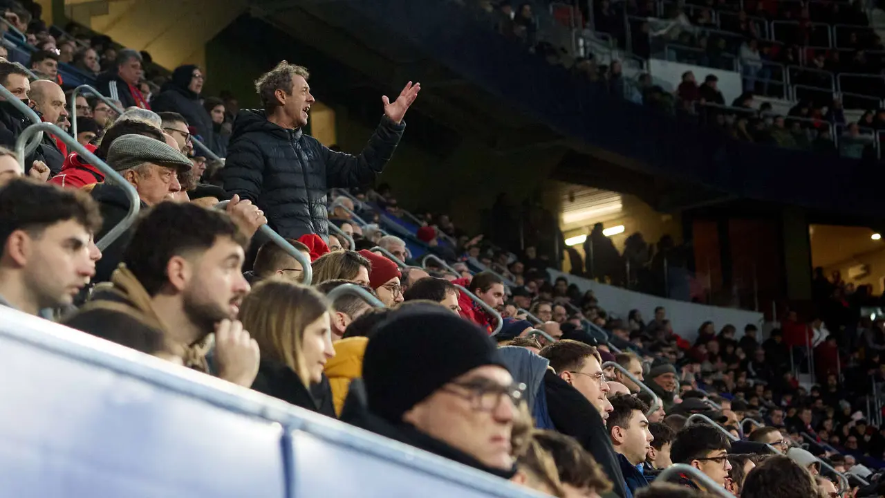 La grada del estadio de El Sadar durante el partido de La Liga EA Sports entre CA Osasuna y Villarreal CF disputado en Pamplona. I&Ntilde;IGO ALZUGARAY
